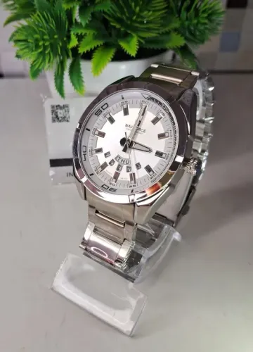 Relógio Naviforce clássico prata.