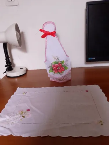 TOALHA em Linho Bordado e ENFEITE DE GARRAFA, SEM USO 