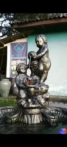 Fonte Jarro de água 2 meninos
