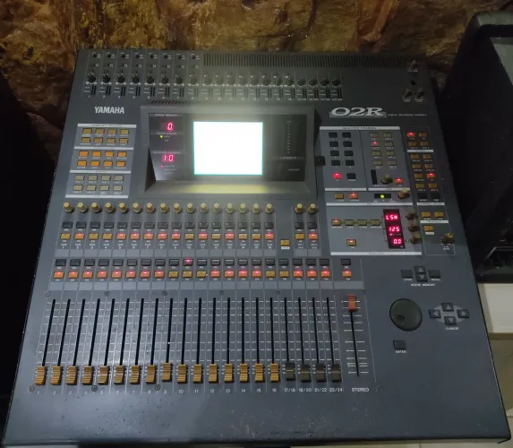 Mesa de Som Digital Yamaha O2R