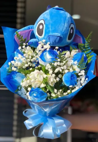 Buquê Stitch com Flores Azuis Encantadoras