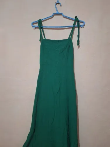 vestido longo verde esmeralda com alças de amarrar finas