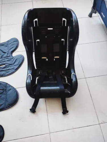 Cadeirinha de segurança para bebê usada no carro