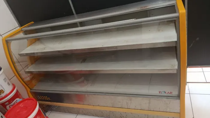 Vende-se balcão expositor natural