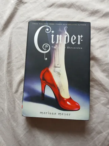Livro Cinder - Capa Dura em inglês 