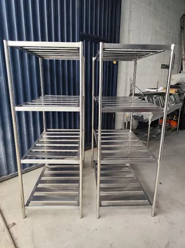 Estante inox para câmara fria com 4 prateleiras e pés tubulares duráveis