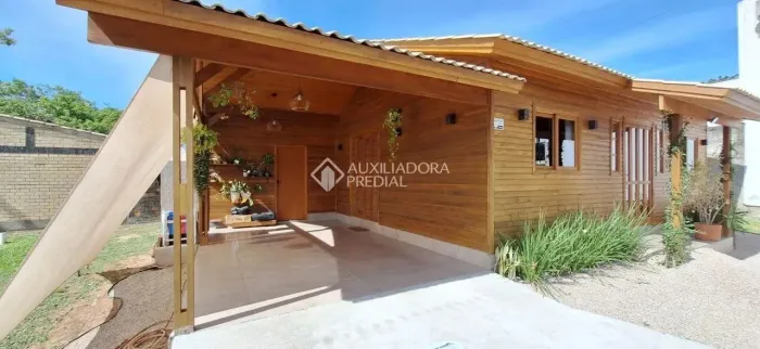 Casa com 2 quartos e móveis planejados na Praia do Rosa - Conforto e localização privilegi