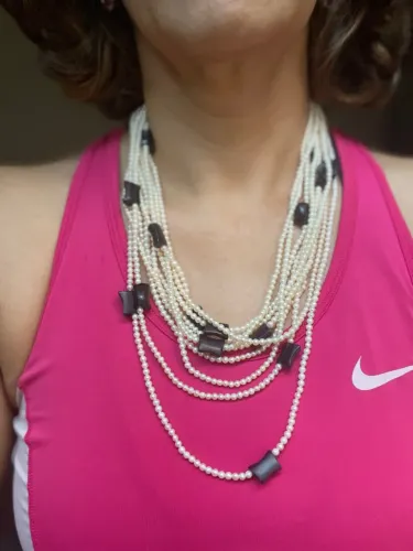 Colar de pérolas com detalhes exclusivos de turmalina