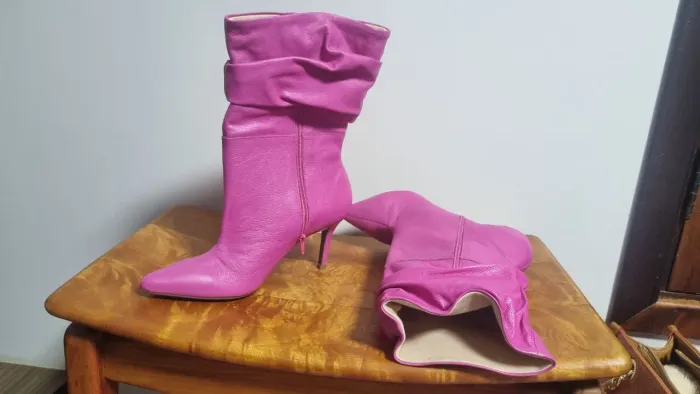 Botas Rosa de Couro - Elegância e Estilo!