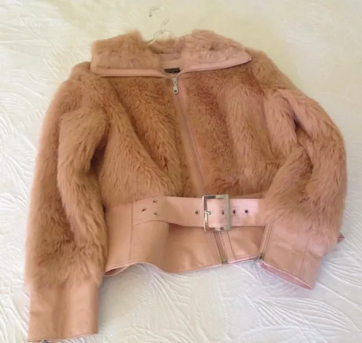 Jaqueta Importada Combinando Couro Ecológico  e Pele Sintética