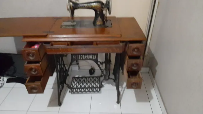 Máquina de costura Singer com pedal. Retirar no local, com pagamento em dinheiro.