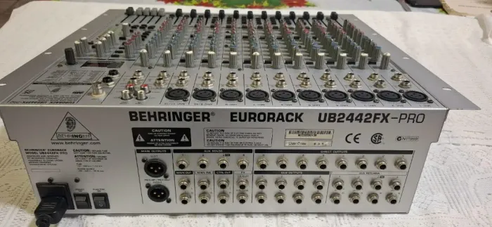 Mesa De Som Behringer Eurorack UB2442FX-PRO (Usado)
