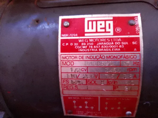 Motor WEG de indução monofásico Bivolt de 3465 RPM 1/2 CV