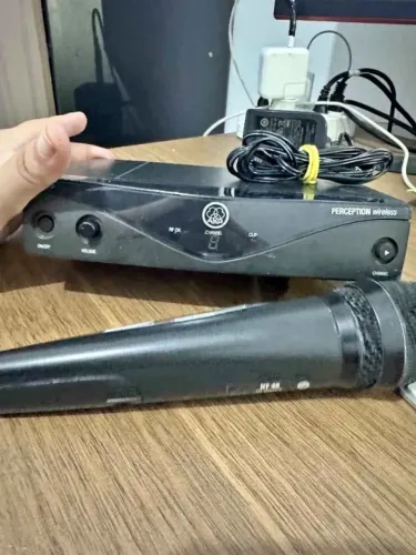 Microfone Sem Fio Akg Original Modelo SR45 Profissional ( Frequência 530-559MHz )