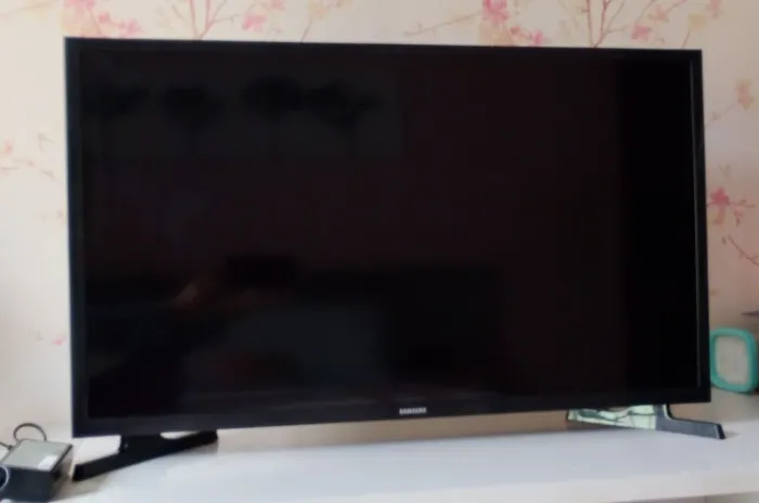 Tv Samsung 32 polegadas ( leia o anúncio tela com defeito)