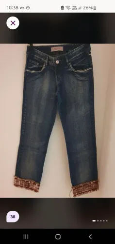 Calça Jeans capri com Detalhe