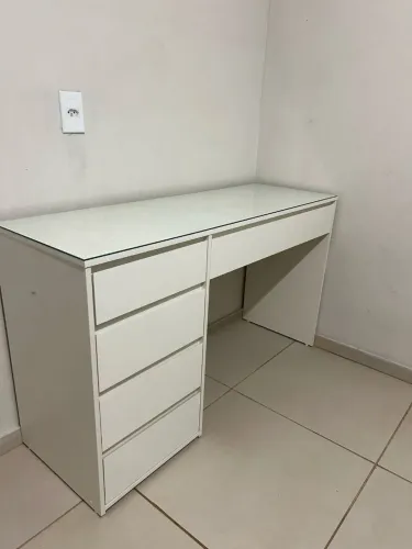 Escrivaninha/ Penteadeira na cor branca com 5 gavetas