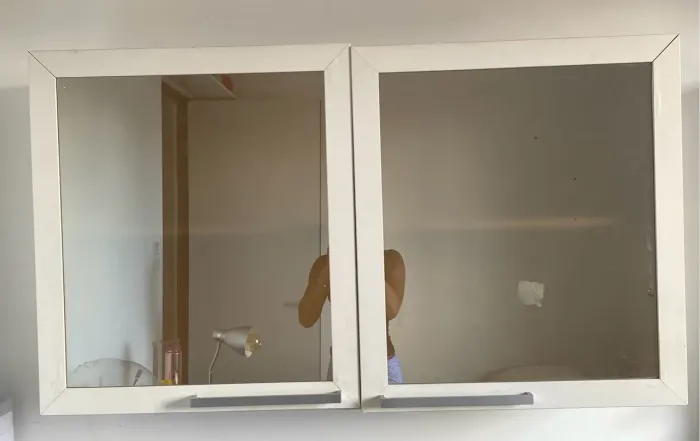 Armário branco espelhado duas portas