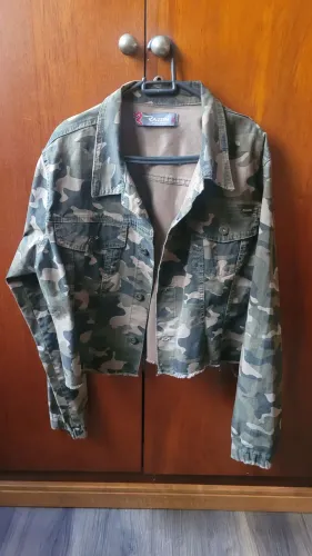 Jaqueta jeans estampa militar