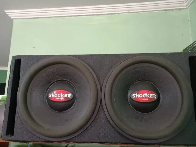 vendo caixa dultada na litragem correta com 2 sub shocker (raros) de 15 pogadas,graves sur