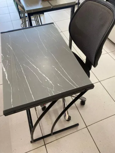 Escrivania ferro e tampa de vidro.( obs, cadeira não está inclusa ) 