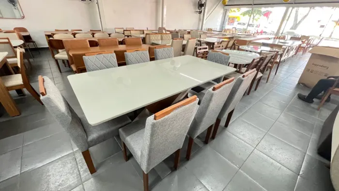 Mesa de Jantar Elegante com 8 Cadeiras de madeira 