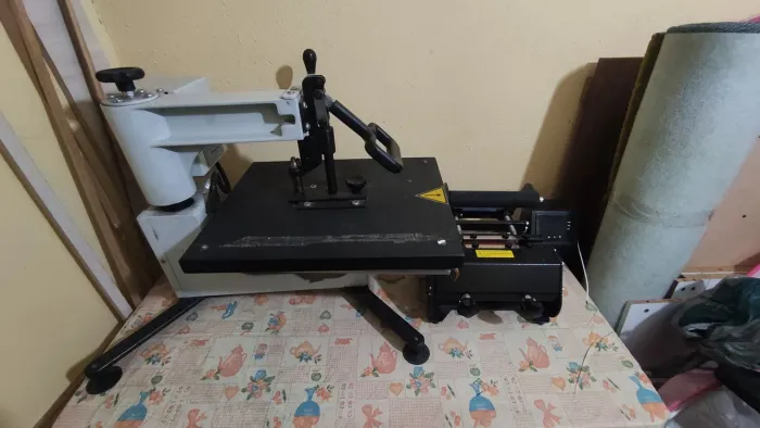 Prensa térmica de camiseta e caneca