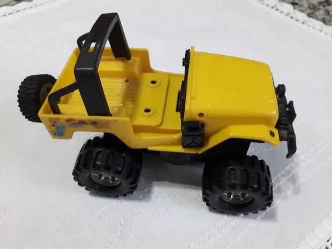 Carrinho para brinquedos e coleções. 