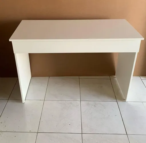 Escrivaninha Branca com gavetão, medidas 1mx40cm 