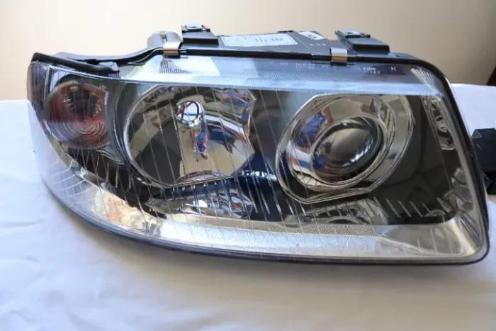 Farol Audi A3 8L 2001-2006 TYC Lado Direito Passageiro 