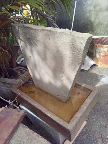 Caixas em eucalipto e pedestal para abelhas com ferrão 