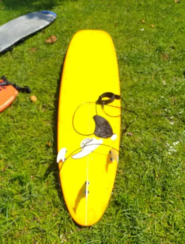 Prancha de Surf ?  9.1 Zerada capa + lanch + 4 quilhas