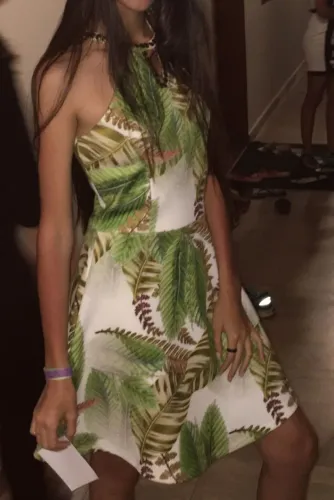 Vestido estampado tropical para festa