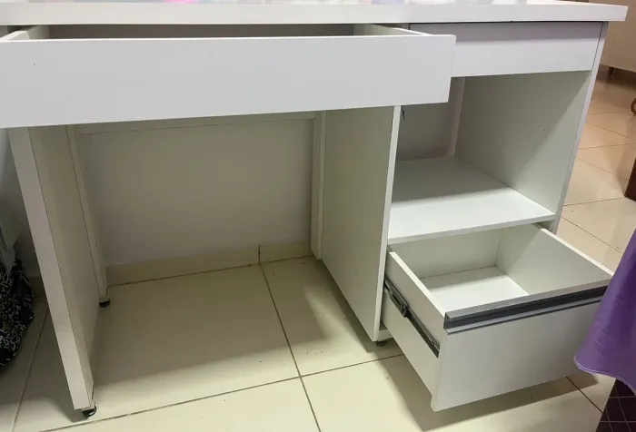 Escrivaninha Branca com Gavetas e Prateleiras