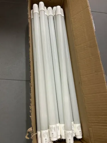 (Un) Lâmpadas tubo led tem mais caixas