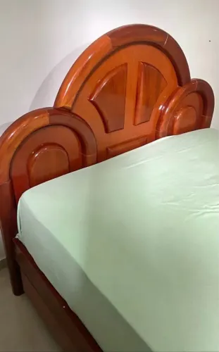Vendo Cama de casal em madeira Maciça lindíssima com 4 gavetas. Em excelente estado.
