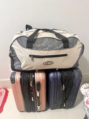 Roupas para bazar, acompanha as malas! 
