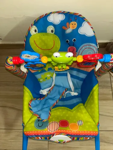 Cadeirinha de descanso vibratória com brinquedos