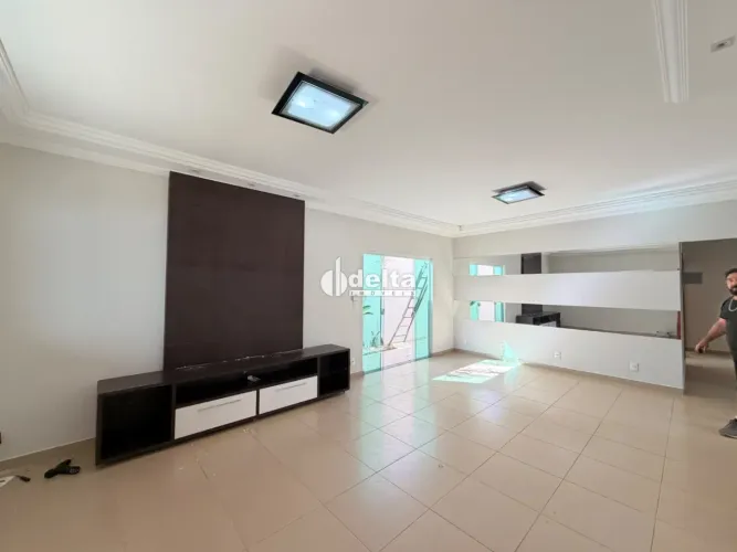 Casa com 3 quartos sendo 1 suíte disponível para venda no bairro Jardim Karaíba em Uberlân