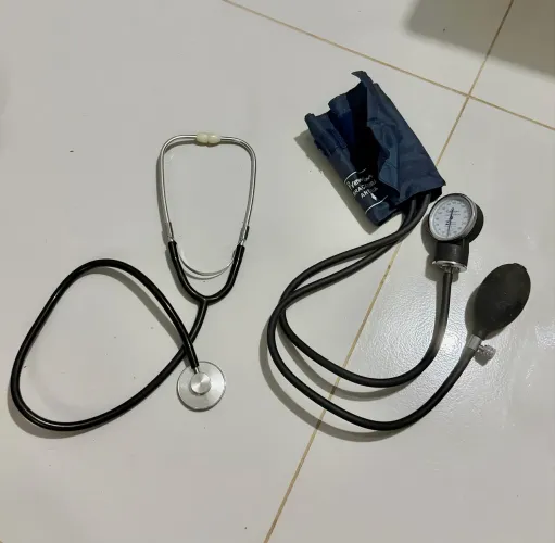 Kit saúde: Estetoscópio e Esfigmomanômetro
