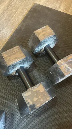 Par de halteres 5 Kg concreto + pegada de ferro