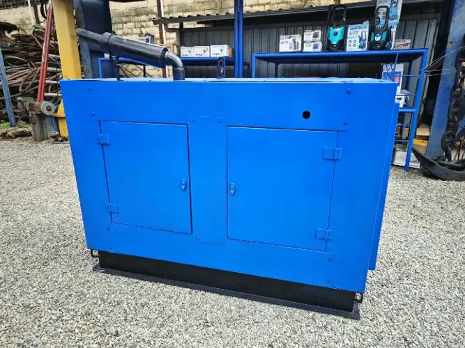 Gerador à diesel 30 KVA / Cabinado / motor MWM