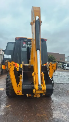 RETROESCAVADEIRA JCB 3CX 2024