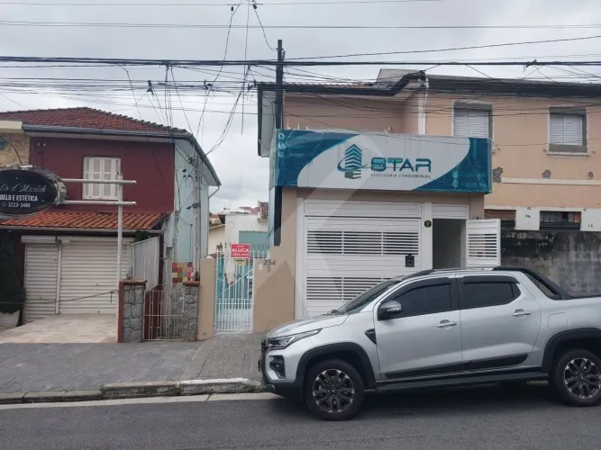 Casa com 2 quartos, sala, cozinha, 2 banheiros, área de serviço.
