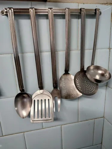6 utensílios de cozinha + suporte de parede