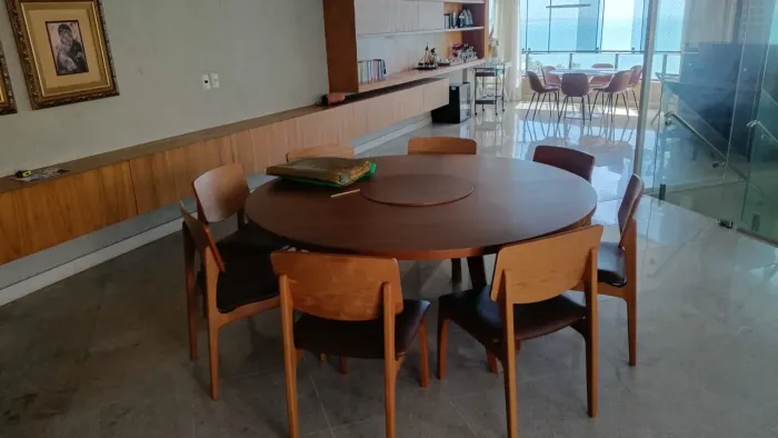 Vendo linda mesa de jantar madeira jatobá com 8 cadeiras. 