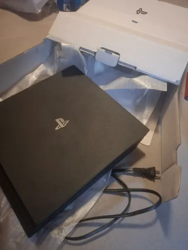 PS4 pro usado, com pouco uso/ com 01 controle e 01 jogo mídia física God of War 3