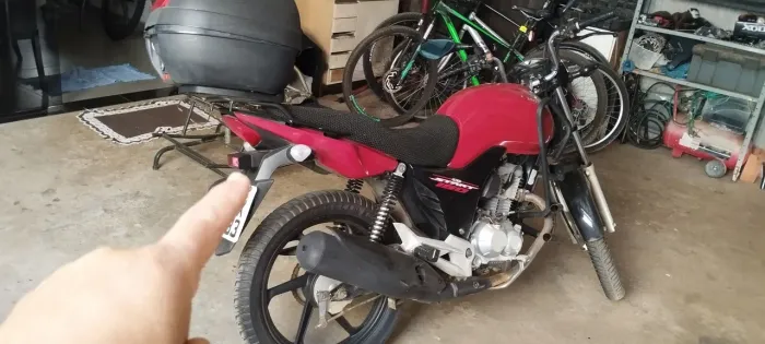 Cg start 160 moto de garagem 36 mil rodados vai com capacete e baú oportunidade divido