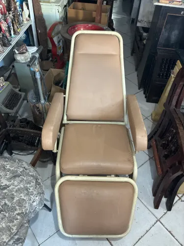 Cadeira hospitalar antiga 