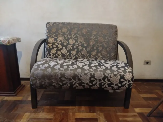 Poltrona com braço de madeira